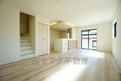 大きな掃き出し窓のあるリビングは、陽光あふれる明るい空間です。ゆったりと寛げる憩いの場となりそうです。