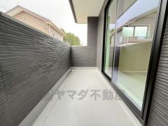 陽当たりの良いバルコニーです。お洗濯やお布団干しはもちろん、日光浴スペースにも。足元は防水工事施工済です。