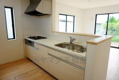 同仕様写真。対面式カウンターキッチンからはお子様の様子が見守れます。ダイニングへの配膳や調理の時便利なカウンター付き。