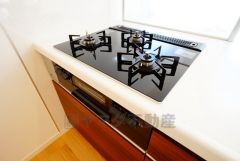 複数の調理を一度に行うことができる3口コンロ。効率よくお料理が出来ます。毎日のお料理も楽しくなりますね＾＾