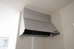 調理により発生する油煙や臭いを吸い込み、屋外へ排気してくれます。