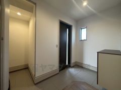 たっぷり収納できるシューズボックスです。家族全員の靴がきれいに整頓できます。棚の上にお花や写真を飾っても良いですね。