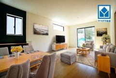 家具はイメージです。リビングは広々とした設計で、家族が集い、寛ぐ暮らしの空間を演出しています。思い思いの時間を過ごしたり、家族みんなで食事をしたり、素敵な団らんの場になりますね。