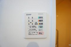 雨の日の洗濯も安心できる浴室暖房乾燥機付き浴室。リモコンで操作もボタン1つで簡単。