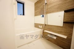 横長の鏡が、空間に奥行をもたらし、広々としたバスルームを印象付けています。窓、浴室乾燥機付きで換気・雨の日の洗濯もばっちり＾＾