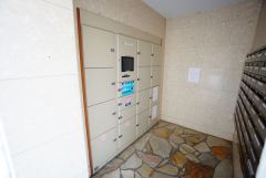 不在時でも荷物が受け取れる宅配ボックス完備。共働きの家庭や外出の多い方に便利。お子様の留守番中も安心ですね＾＾