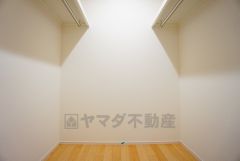 同仕様写真。収納力豊富なウォークインクローゼット。洋服や小物などを1箇所にまとめて美しい収納を実現します。