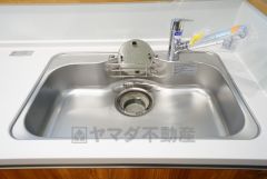 広々としたステンレスシンクには、洗剤やスポンジを収納出来るラック付き。広さも確保しているので、大きなお鍋も洗いやすいです。