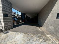 敷地内に駐車場を確保。大切なお車を身近に置けるため、お出かけやお買い物の際にも便利です。空き状況やサイズについてはお気軽にお問い合わせください。