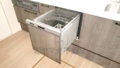 食事の後の手間を解消する食器洗い乾燥機付。冬場の洗い物で手荒れの悩みもなくなります。手洗いよりも節約できて便利。