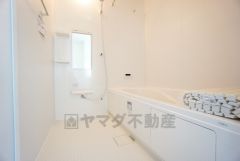 1日の疲れを癒すくつろぎのバスルーム。足を伸ばしてもゆったりと入れるサイズです。お子様と一緒にお風呂に入っても狭くないですね^^