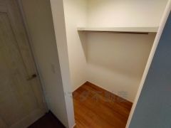 収納力豊富なウォークインクローゼット。洋服や小物などを1箇所にまとめて美しい収納を実現します。スーツケースのような大型の荷物も置けます＾＾