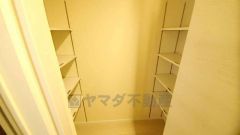 ストックやアルバム、たまにしか見ない書類などの収納に便利な廊下収納。