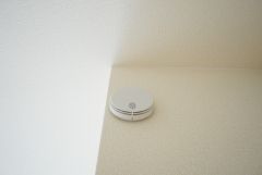 火災報知器が設置されていることで、火災の発生をいち早く感知し、就寝中や留守中でも素早く危険を知らせてくれるため、家族の安全を確保し被害を最小限に抑えられます。