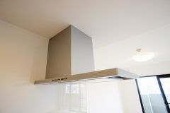 お手入れが簡単なスリム型レンジフードです。調理により発生する油煙や臭いを吸い込み、屋外へ排気してくれます。