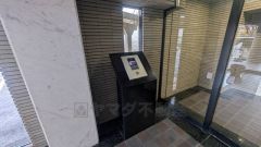 オートロックは、外部の人が自由に建物内に出入りできないため、不審者の侵入防止効果があります。