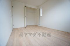 同仕様写真。暖かい日差しが差し込む洋室。たっぷり収納できるクローゼット付きでお部屋の中をすっきりと快適に保てます。