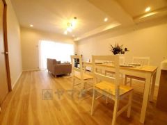 大きな窓のあるリビングは、陽光あふれる明るい空間です。居心地良く、ご家族皆がゆったり寛げる憩いの空間となりそうです。