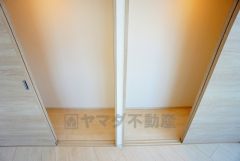 日用品の収納に便利なリビング収納あり。扉付きなので、中の荷物を来客に見られる心配がありません＾＾