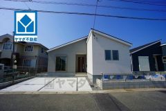 周辺は落ち着いた住宅街＾＾10年間の瑕疵保証が付いた安心の新築戸建。最新の設備で気持ちの良い新生活を送りませんか。毎日のお料理やバスタイムが楽しみになりますね。