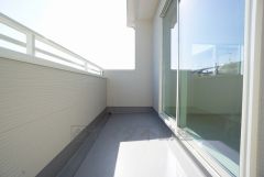 同仕様写真。陽当たりの良いバルコニーです。お洗濯やお布団干しはもちろん、日光浴スペースにも。足元は防水工事施工済です。
