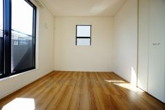 2面採光を確保した明るい室内は、風通しも良く、大変居心地の良い空間となっております。爽やかな風を感じて起きる朝は、快適生活の始まりに。
