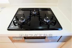 同仕様写真。同時にたくさんの料理が調理できる3口コンロ。長時間熱を通しておきたい煮込み料理を作りながら、炒め物など同時進行で進められます。