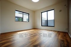 同仕様写真。寛ぎの時間を紡ぎだす主寝室は、大型ベッドを置いても余裕の広さを確保しています。