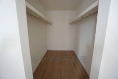 季節物の衣類もスッキリ収納できるウォークインクローゼット。クローゼット内で洋服のコーディネートから着替えまで中で出来るので、部屋が散らかりにくいです。