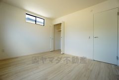 同仕様写真。暖かい日差しが差し込む洋室。たっぷり収納できるクローゼット付きでお部屋の中をすっきりと快適に保てます。