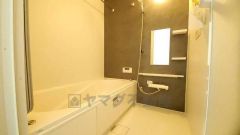 1日の疲れを癒すくつろぎのバスルーム。足を伸ばしてもゆったりと入れるサイズです。お子様と一緒にお風呂に入っても狭くないですね^^