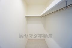 同仕様写真。季節物の衣類もスッキリ収納できるウォークインクローゼット。クローゼット内で洋服のコーディネートから着替えまで中で出来るので、部屋が散らかりにくいです。