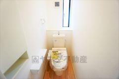 同仕様写真。温水洗浄機付トイレです。節水機能もあるので、安心して使えますね。もちろん、1階2階の2ヶ所にトイレがあるので、忙しい朝にもゆとりができますね。