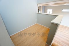 階段横のスキップフロアは、家族の気配を感じながらも作業に集中できる環境です。読書スペースやワークスペースなど様々な用途でお使いいただけます＾＾