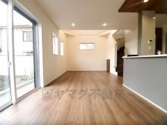 断熱性能の窓ガラスを採用。省エネ、光熱費カットにも貢献します。夏は涼しく、冬は暖かく快適に過ごせますよ＾＾