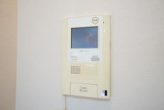 防犯はもちろん、セールスマン対策にもなるモニター付きインターホンです。お子さん1人での留守番時にも活躍しそうです。