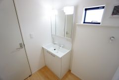 三面鏡裏収納付き洗面化粧台です＾＾ 歯磨きセットやスキンケア用品などの収納に便利ですね。 生活感も隠すことができ、来客時にも安心です。