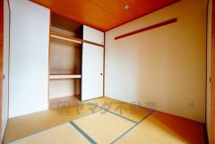 リビング横の和室は、思い切りお子様が遊べるキッズスペースに。柔らかい畳の上なら、お子様が転んでも怪我をしにくく安心です。