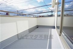 同仕様写真。陽当たりの良いバルコニーです。お洗濯やお布団干しはもちろん、日光浴スペースにも。