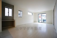 大きな窓のあるリビングは、陽光あふれる明るい空間です。居心地良く、ご家族皆がゆったり寛げる憩いの空間となりそうです。