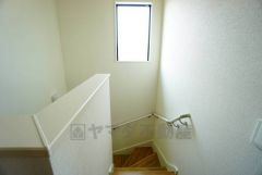 小さなお子様やご高齢の方でも安心できる、手すり付き階段。段差も低めで設定されており、安全性にも優れています。