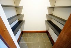 ベビーカーや泥のついたおもちゃをしまうのに便利なスペースです。玄関周りをスッキリさせることが出来ます＾＾