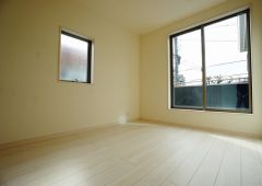 同仕様写真。主寝室としてお使いいただけそうなこちらのお部屋は、日当たりが良く、爽やかな風を感じて起きる朝は、快適生活の始まりに。
