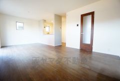 リビングは広々とした設計で、家族が集い、寛ぐ暮らしの空間を演出しています。思い思いの時間を過ごしたり、家族みんなで食事をしたり、素敵な団らんの場になりますね。