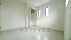 暖かい日差しが差し込む洋室。たっぷり収納できるクローゼット付きでお部屋の中をすっきりと快適に保てます。