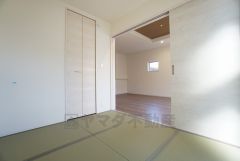 同仕様写真。リビングからの続き間として和室をご用意しました。普段はリビングとつなげて開放的なスペースとして、来客時には客間としてお使いいただけます。