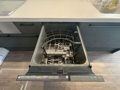 食事の後の手間を解消する食器洗い乾燥機付。冬場の洗い物で手荒れの悩みもなくなります。手洗いよりも節約できて便利。
