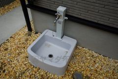 お庭に外水栓付き。庭掃除や植物への水やり、お子様用のプールなど大活躍すること間違いなし。ペットを飼われているご家族様にもオススメです＾＾