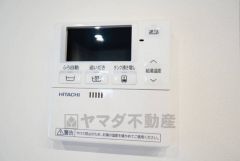 キッチン横からお湯張り、追い炊き、足し湯がボタン一つで楽々操作できる給湯機リモコンです。忙しい夕飯準備の時間帯に重宝しますね。