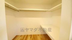 収納力豊富なウォークインクローゼット。洋服や小物などを1箇所にまとめて美しい収納を実現します。